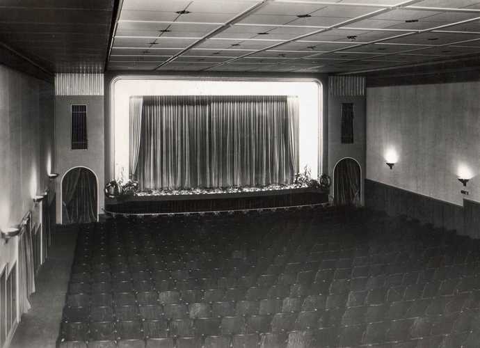 Saal.-Ansicht mit Blick auf die Bühne