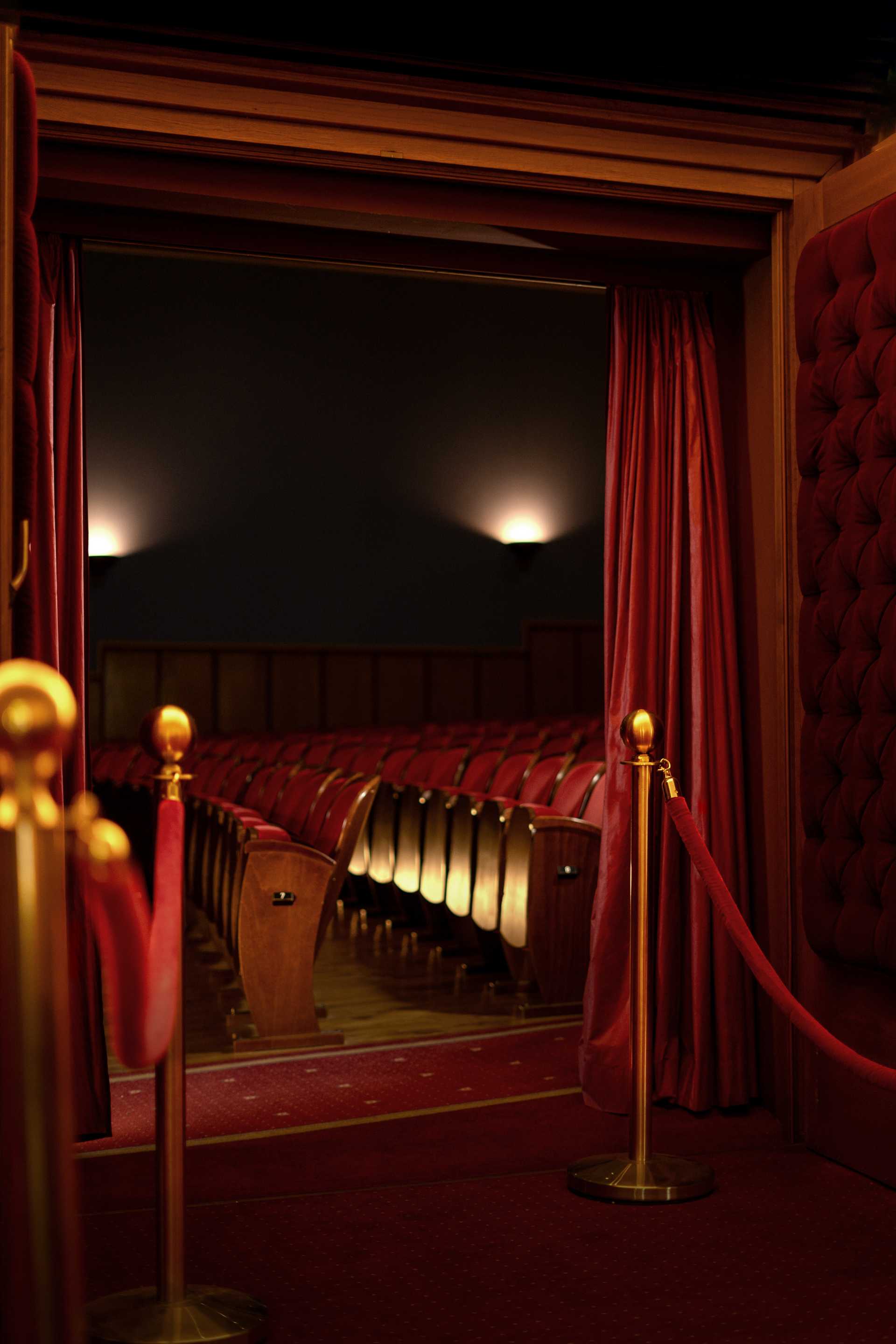 Blick auf die roten Theaterstühle im Zuschauerraum